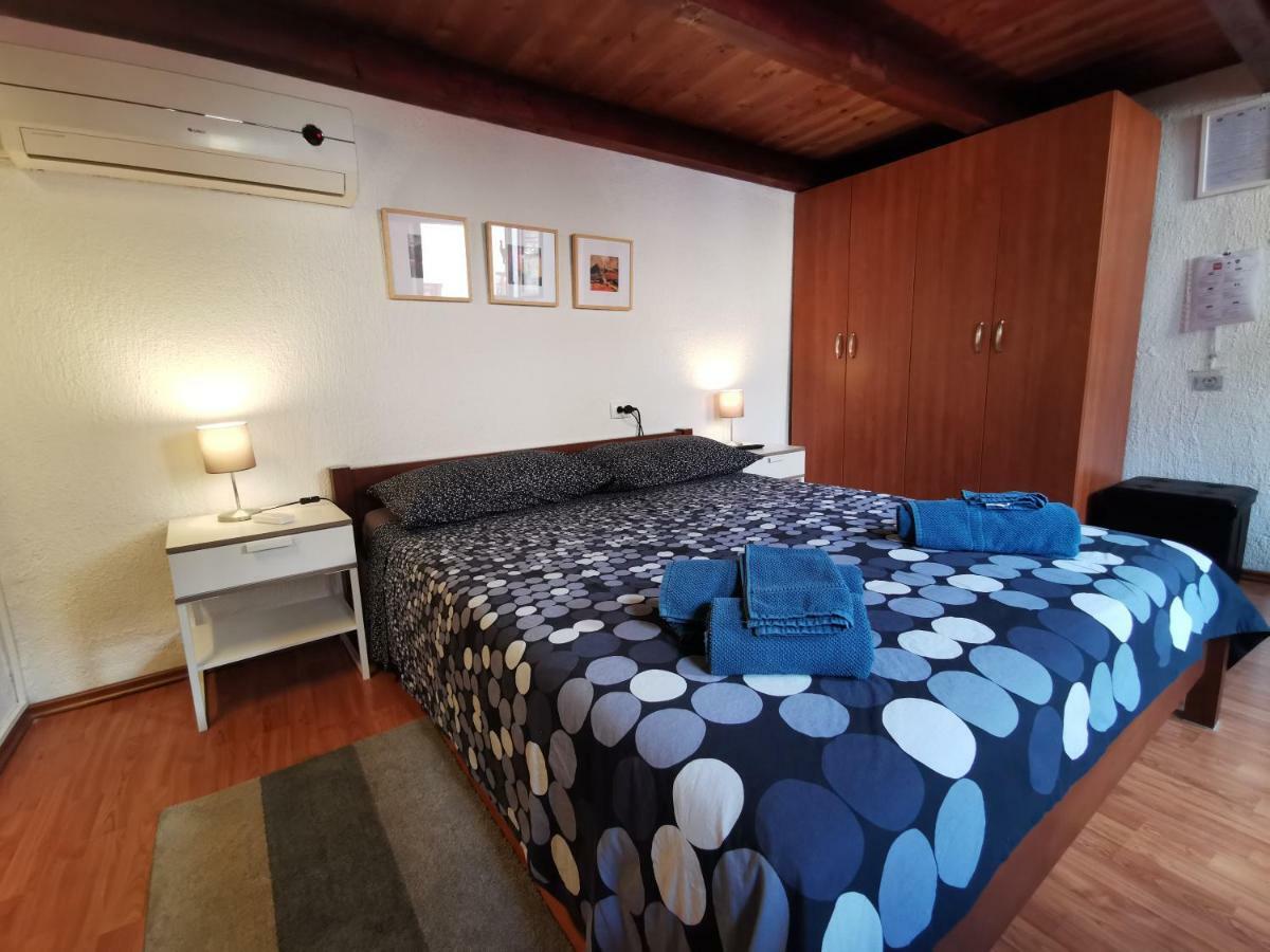 Studio Apartman Galerija บูเซต ภายนอก รูปภาพ